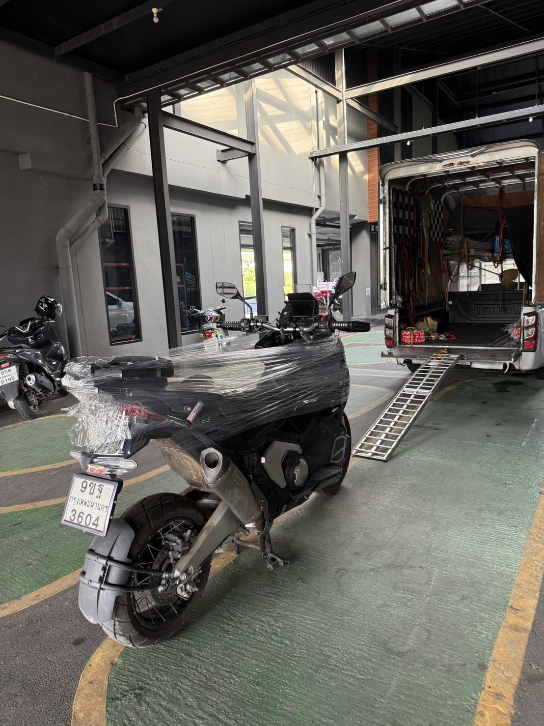 ขนส่งรถบิ๊กไบค์ ขึ้นรถสไลด์