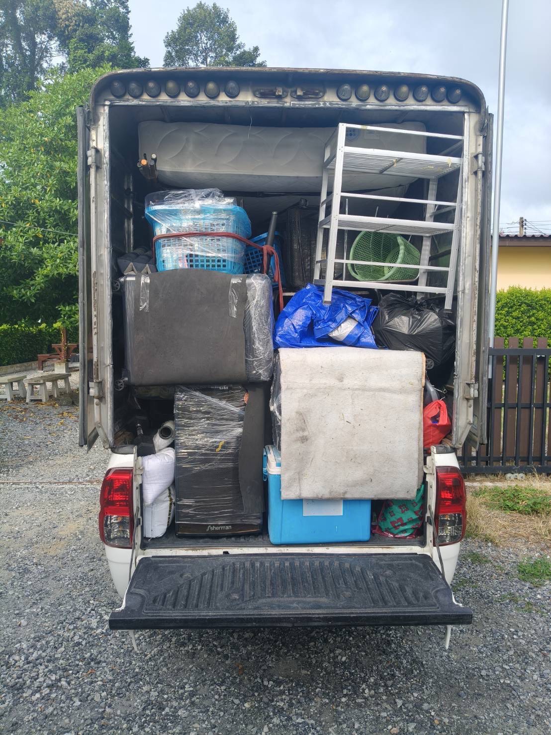 รถตู้ทึบขนของเต็มคัน N&M18