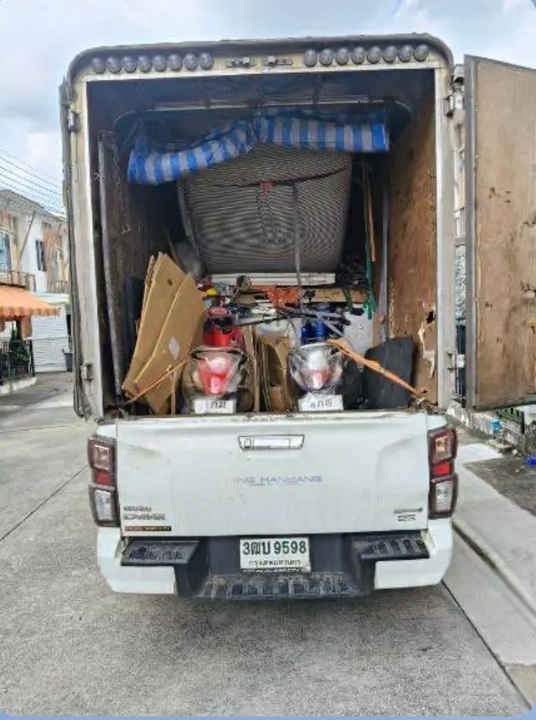 ภาพรถกระบะตู้ทึบ Isuzu D-Max บรรทุกมอเตอร์ไซค์ 2 คัน พร้อมกล่องของและแผ่นกั้นกันกระแทก